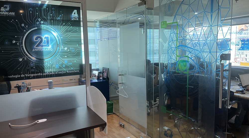 Vista de los interiores de la oficina de SAC-WALABI, destacando un espacio moderno y profesional.